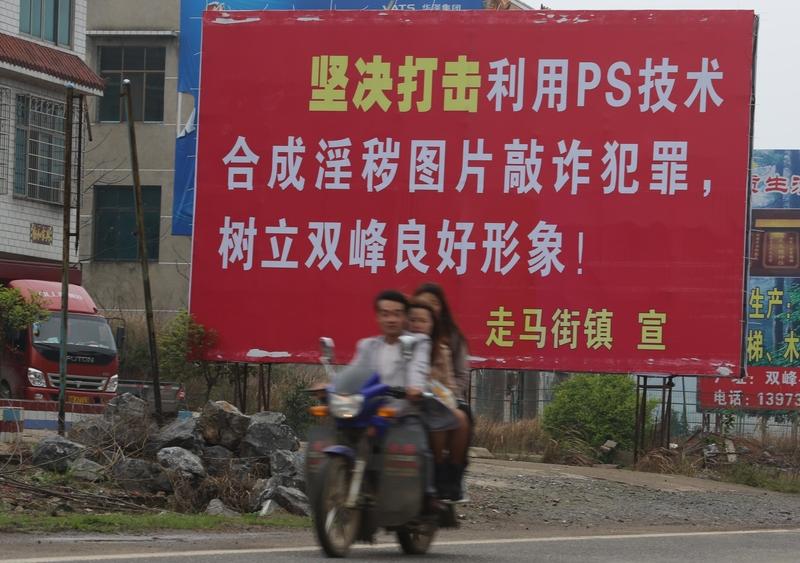 老婆出轨向奸夫要十万赔偿算不算敲诈，得看具体情况。要是奸夫自愿赔偿，那就不算敲诈