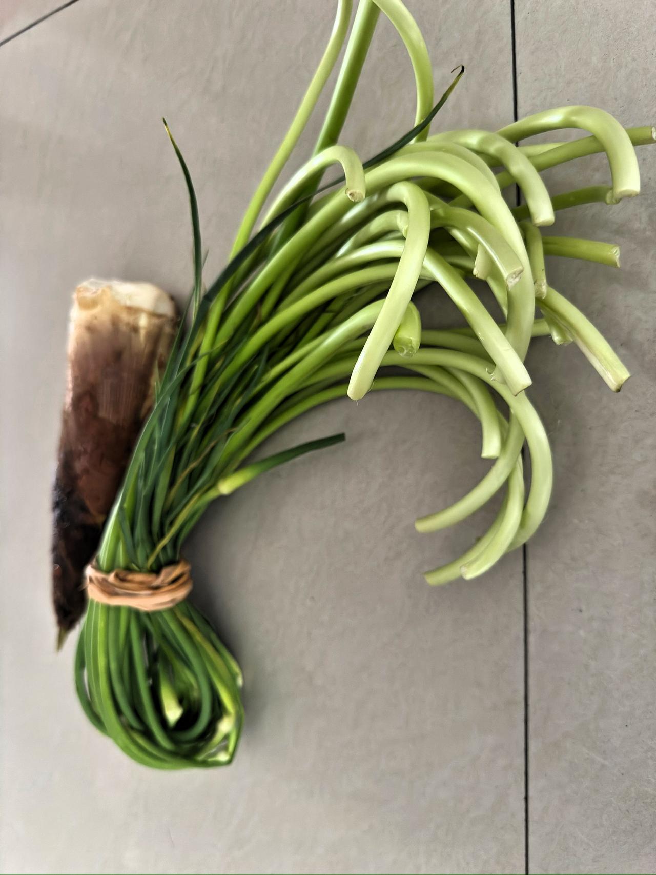 好久没遇到过不用二维码收款的卖菜人了，今天却遇到了！

上午10:30才出去买菜