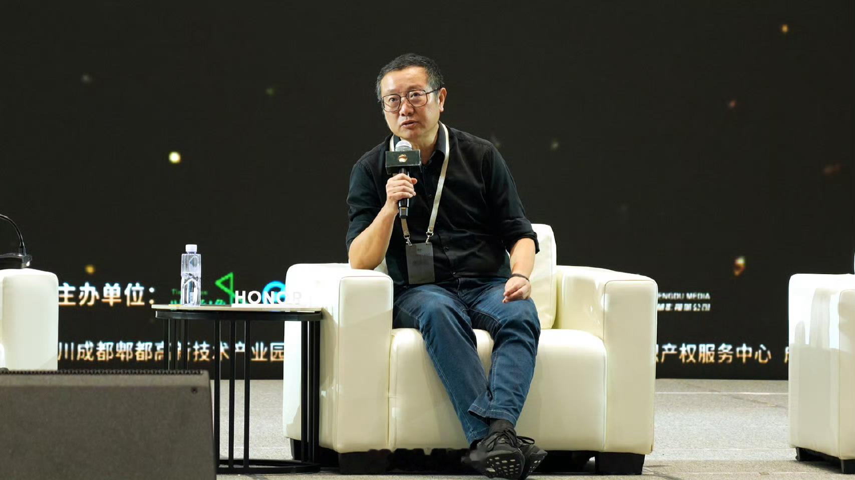 刘慈欣谈科幻作家的集体AI焦虑 刘慈欣聊到AI焦虑：人类的天花板，AI可能真能捅