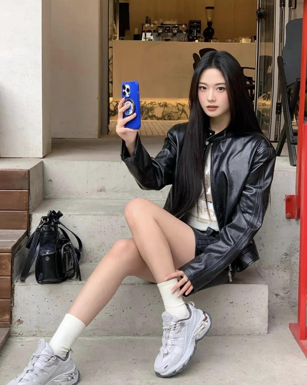 皮衣一穿，自带气场，随手拍都是喜欢的调调