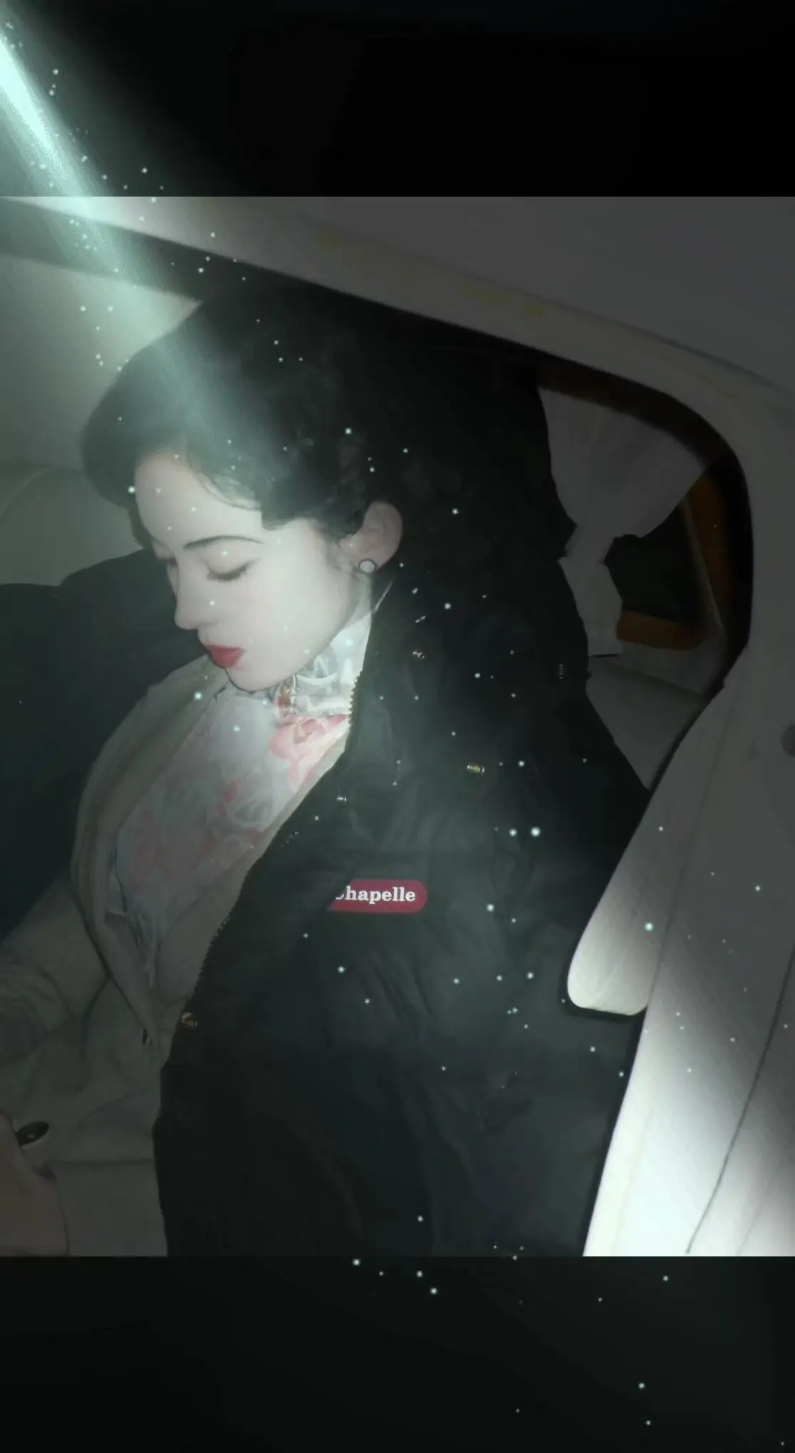 绝美娜扎。娜扎最新剧照掉落，一个侧颜足以惊艳