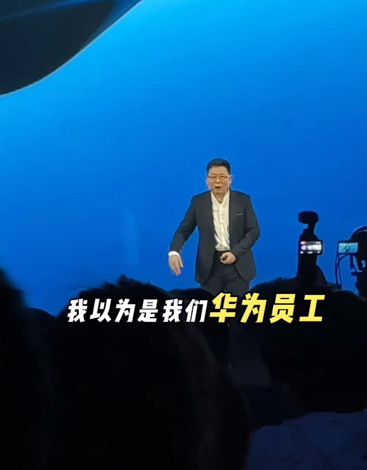 余承东亲自辟谣了，当初被拍到不是因为睡觉，是因为在看手机...而且还主动去交罚款