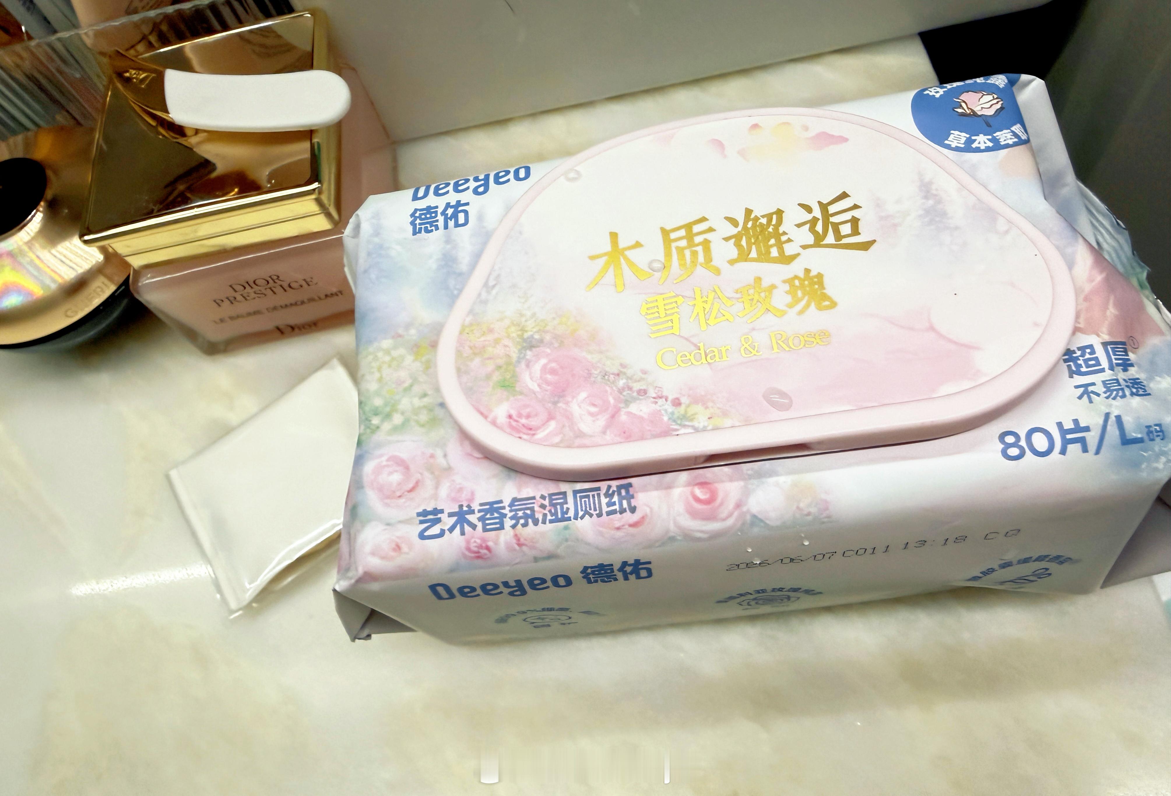 德佑湿巾真的很好用……这款雪松玫瑰的也很好闻。说真的，热巴代言的都是用着很好的东