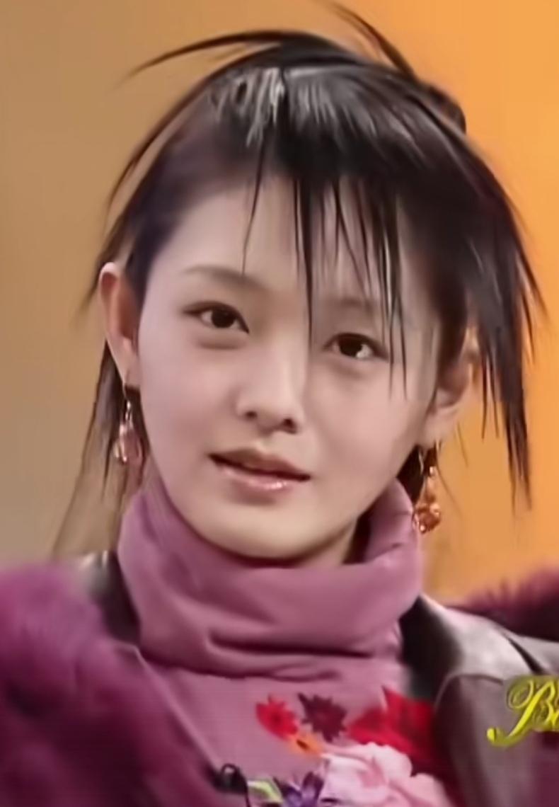 不得不说，在零几年的时候，大S每次上台主持，发型都带着一股很浓的洗剪吹风格。那几