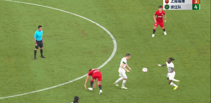 这样一看，裁判判罚确实太双标了，三者唯一的不同:一个是从前面，两个从后面。相同的