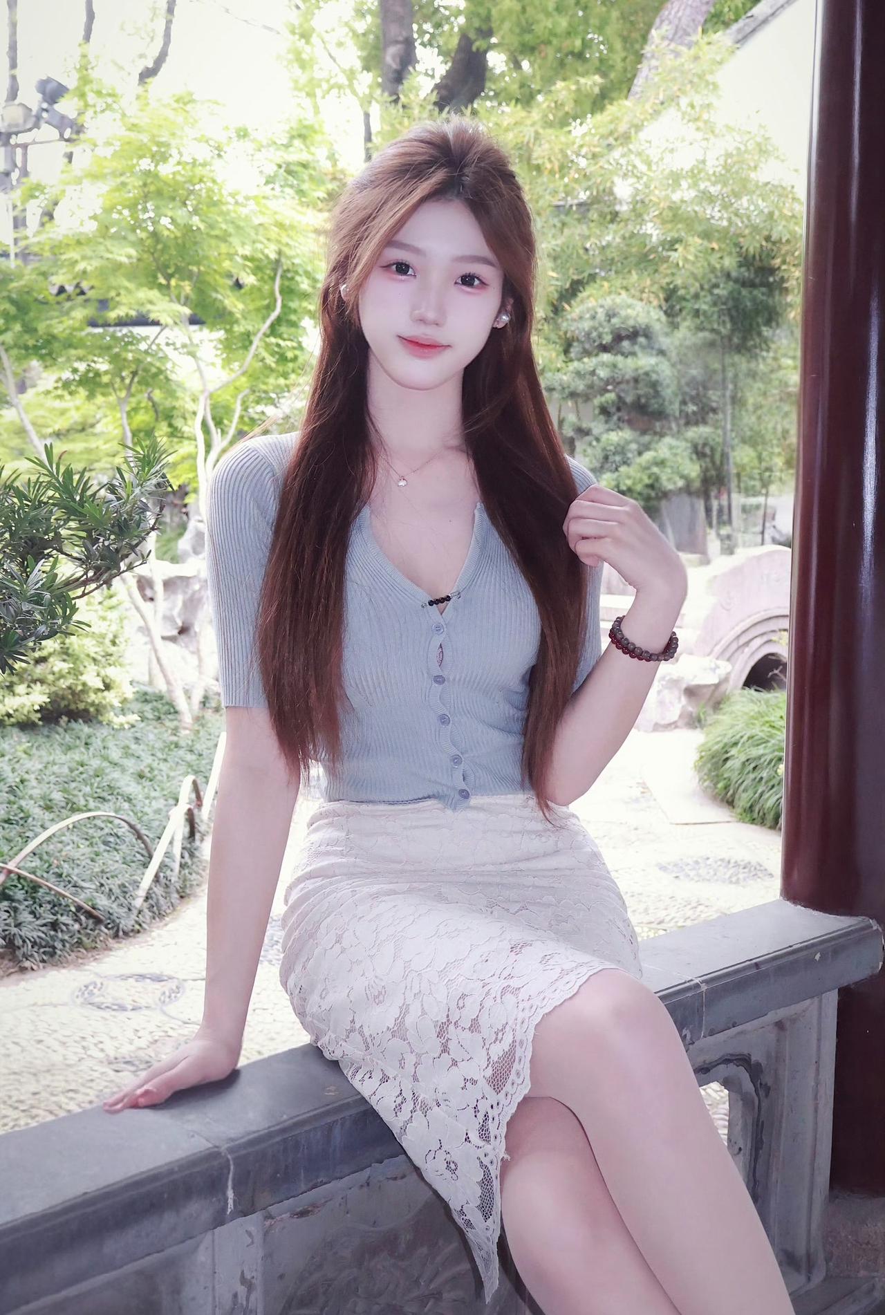 温柔底色里藏着小性感，
简单的穿搭，恰到好处的曲线，
不用刻意张扬，便足够让人心