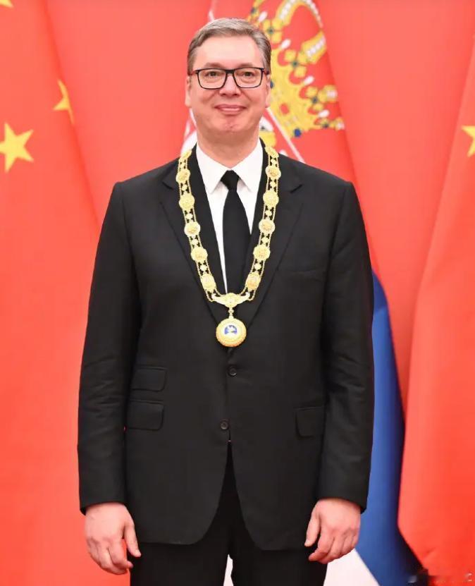 武契奇是第十三位获得我国友谊勋章的外籍人士。这是什么意思呢？其实就是向全世界宣布