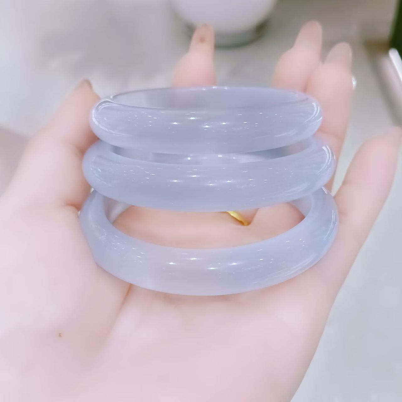 清新淡雅的玉镯，温婉如玉，尽显东方古典美。