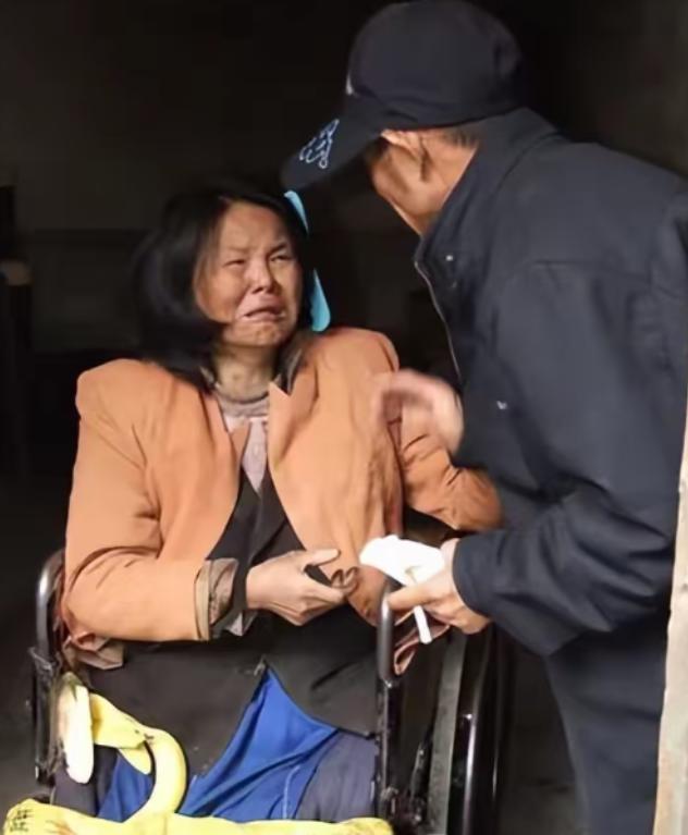 2001年，山东单县，43岁光棍在街头捡回一位截瘫女子，不料，女子半年后突然提出