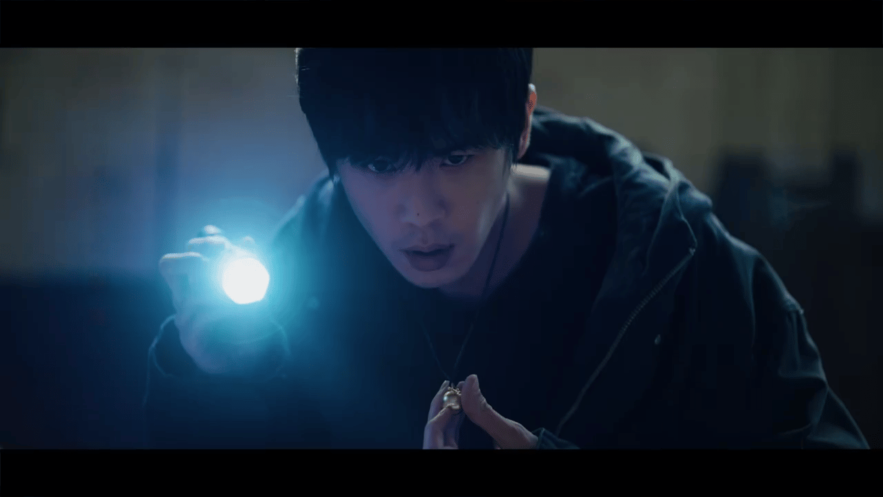 张若昀新剧0帧起疯谁懂张若昀的疯批张力！高风雨大雨里笑到崩溃，旋转木马秒变脸推人