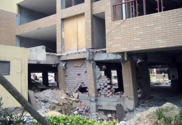 发生地震时，哪一楼层更安全？高楼层真的比低楼层危险吗？
高楼层到底怎么了？
住过