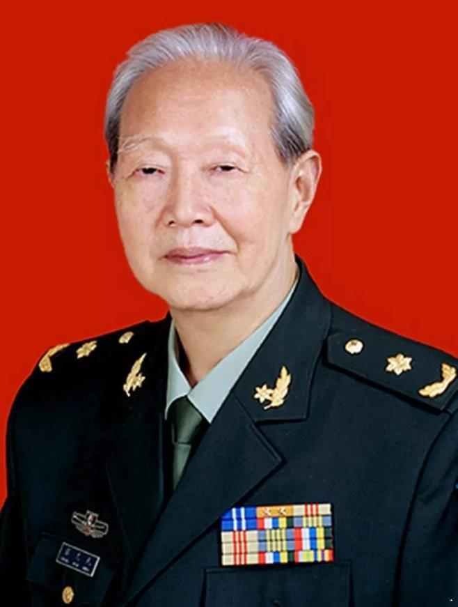 程天民是江苏宜兴人，毕业于第六军医大学，先是留校任教，我国原子弹爆炸后，他请求参