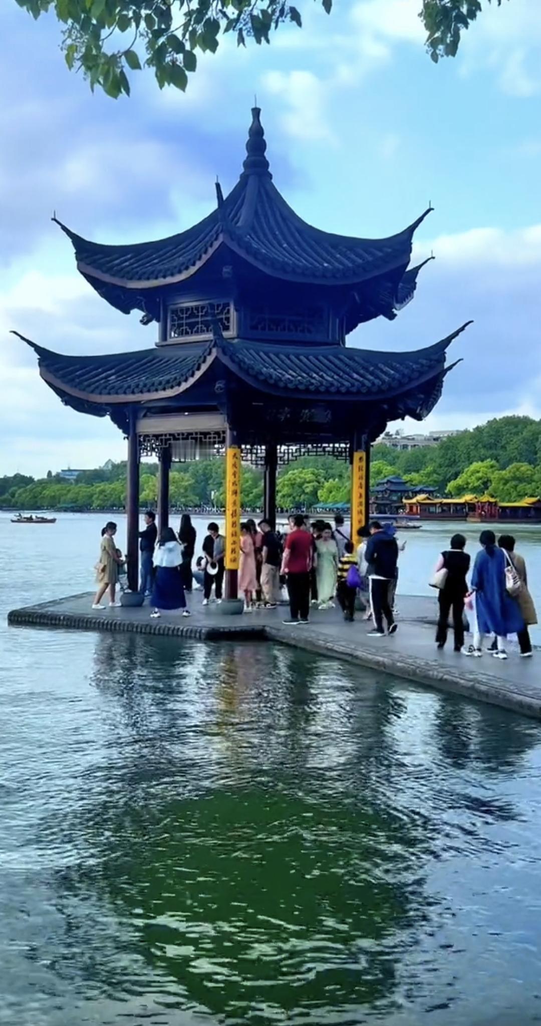 上联：画龙画虎难画骨，诚邀下联？知人知面不知心❤️