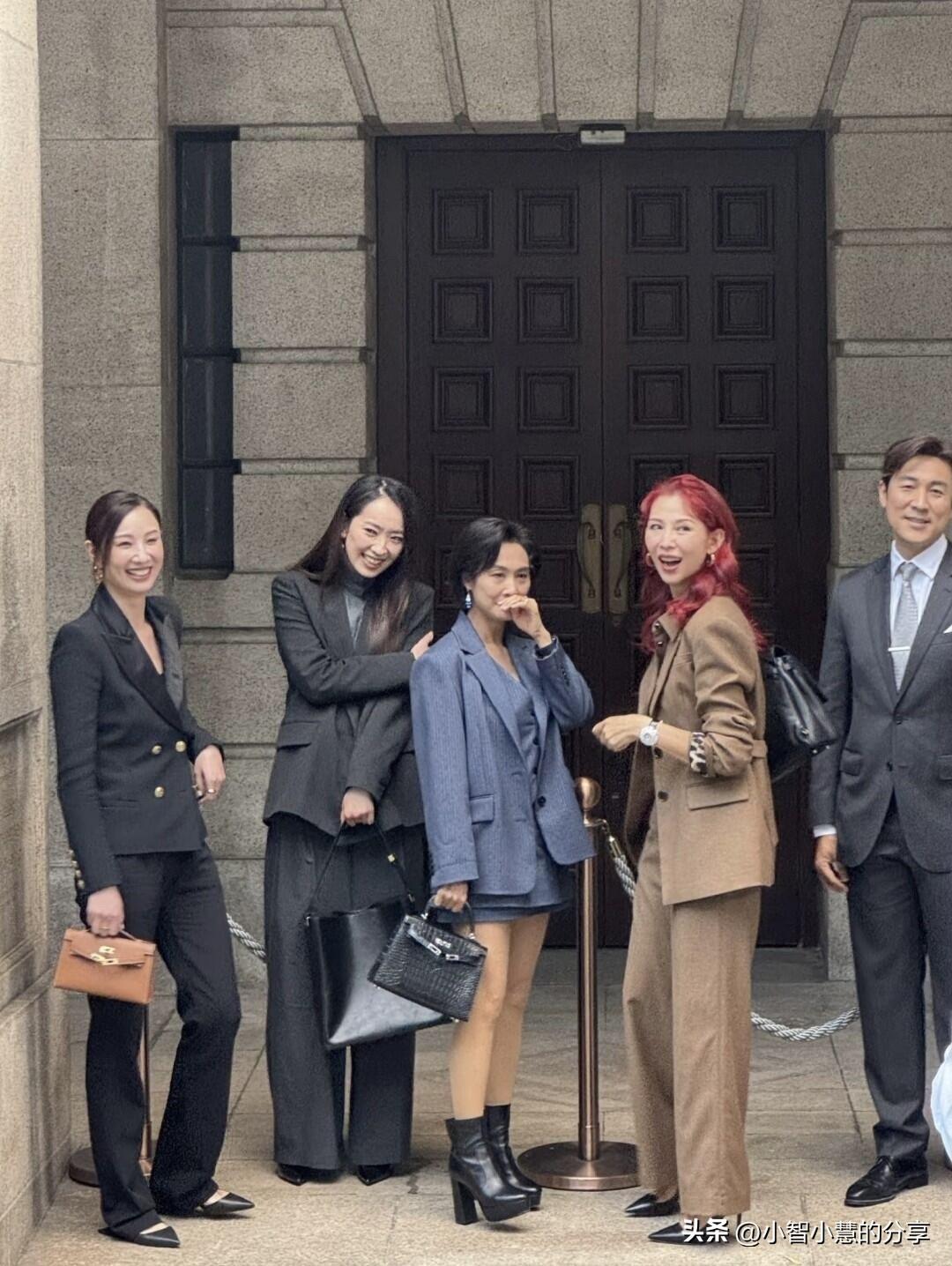 女神朱茵即使个子上没有那么高挑，但她五官菱角立体，私下衣品真好，一套藏蓝的套装穿