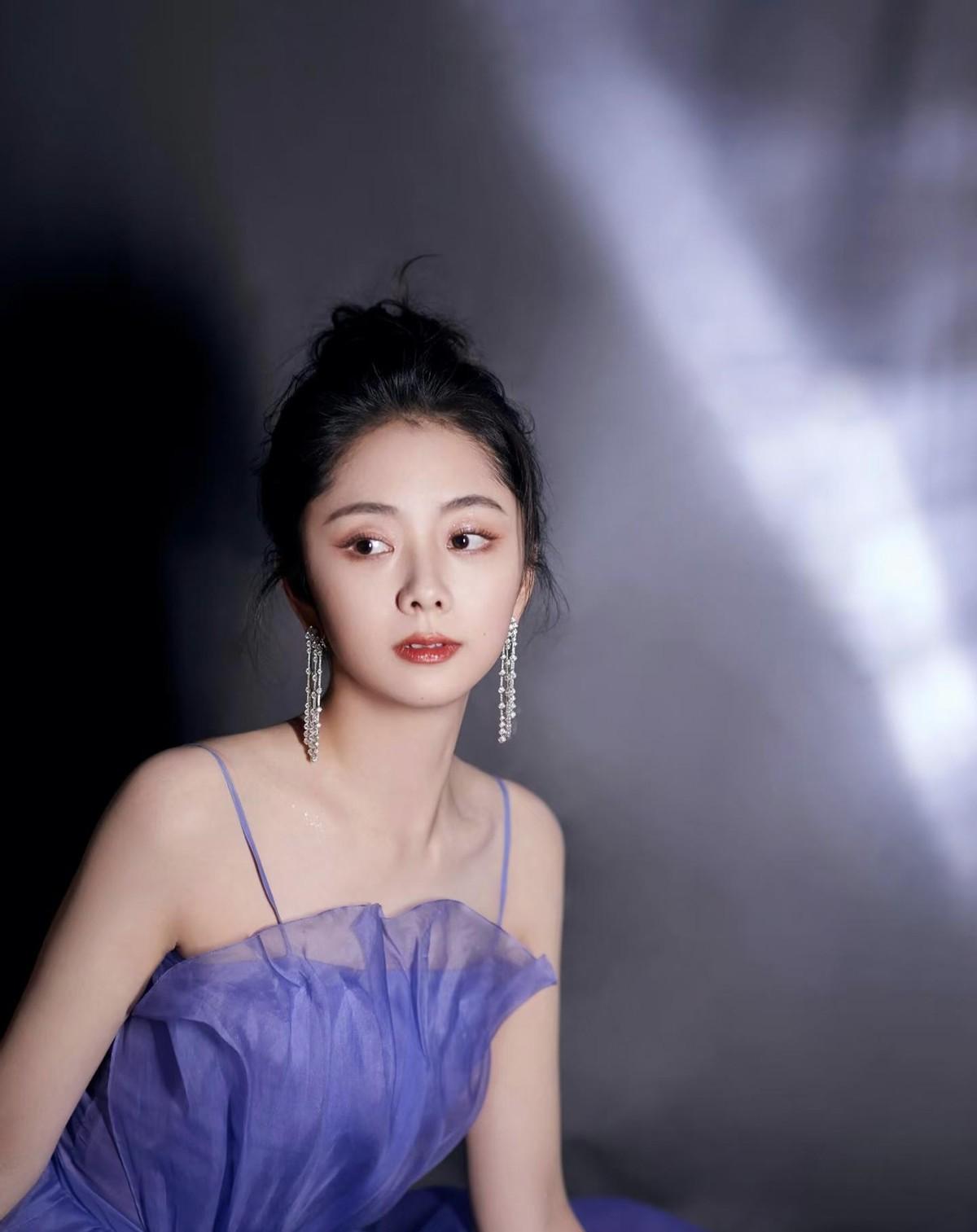 娱乐圈那些急着嫁豪门的女明星，账本算得比谁都精。但谭松韵36岁还单着这事儿，把不
