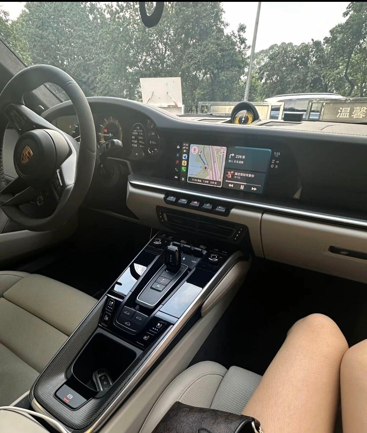 保时捷911的副驾从不缺大长腿，无论你的颜值怎样，911已经为你代言。男人有钱了