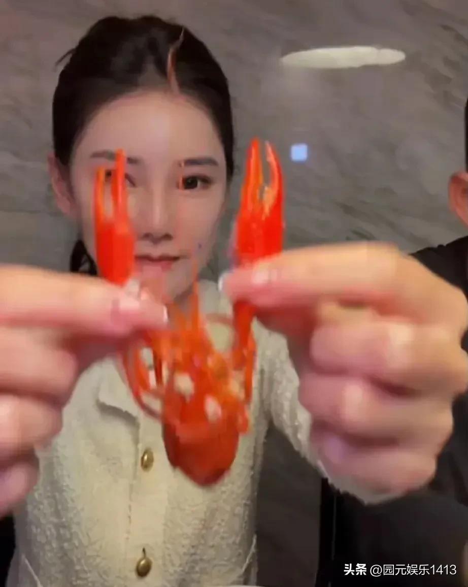 马筱梅直播受到好评。马筱梅昨天在直播的时候在推销自己工厂的小龙虾时又开始剥虾了。