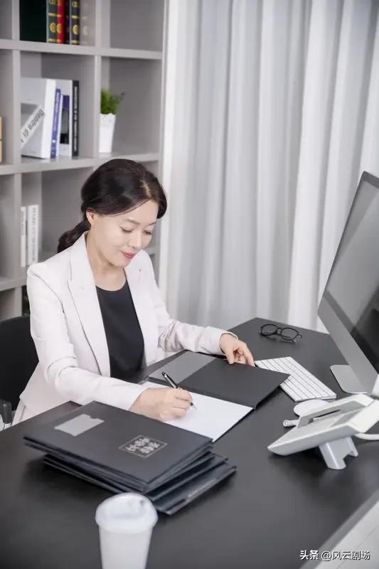 当然是当律师挣钱多，现在的律师费很高，动不动大几千起步，而且现在城市里的诉讼案件