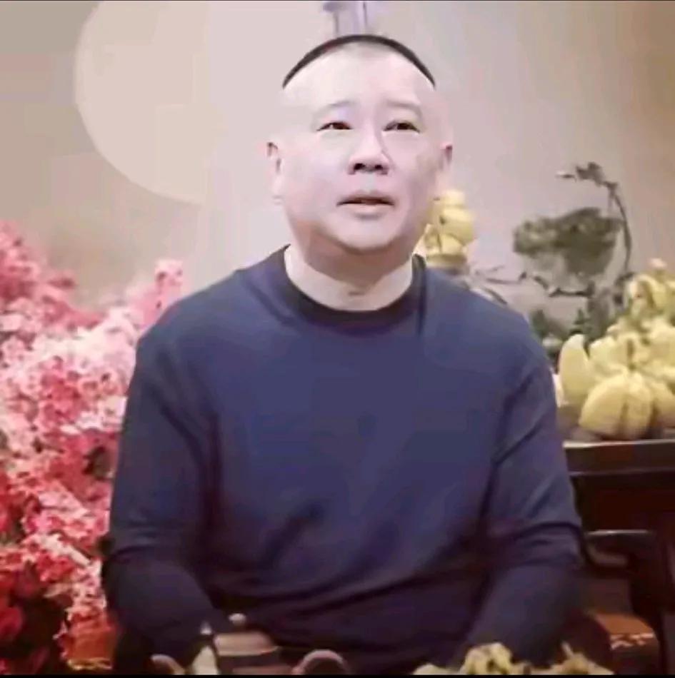 郭德纲网上搞直播，几小时挣了全国所有相声演员几乎一年挣的钱。

有网友调侃：网络