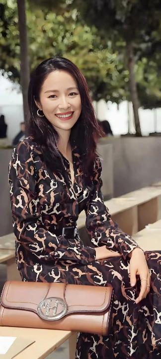 江一燕的美丽，那可真是别具一格。早年的她是文艺女青年，自带伤痛小说里的破碎感。1