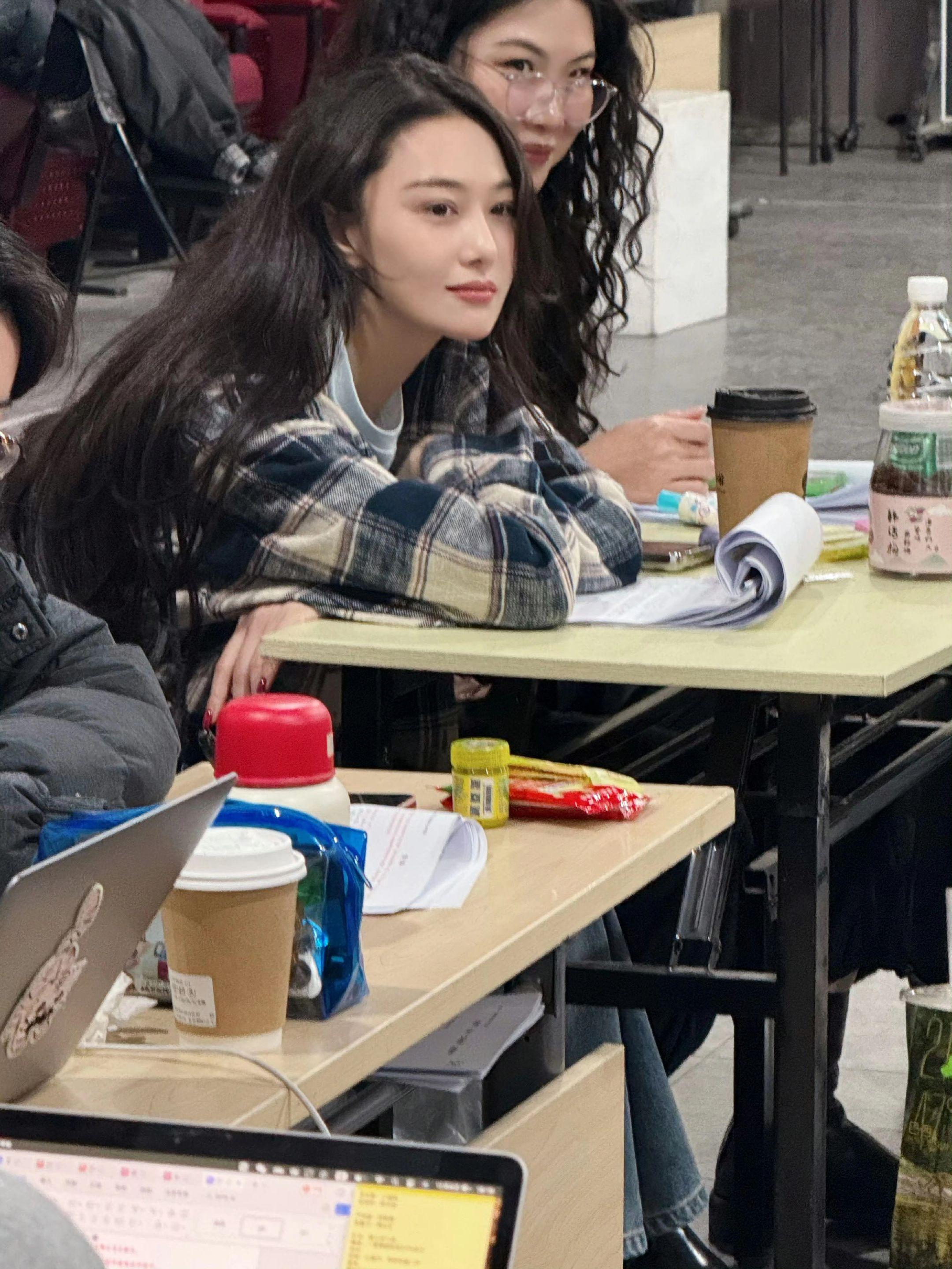 张馨予｜hi学姐。“叫学姐……话剧排练中，人就是要不断的学习，还有学姐...