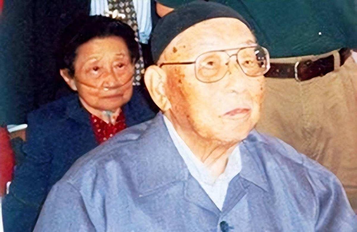 当记者询问张学良一生最敬佩的三位人物时，他毫不犹豫地说出了这三个人的名字！
19