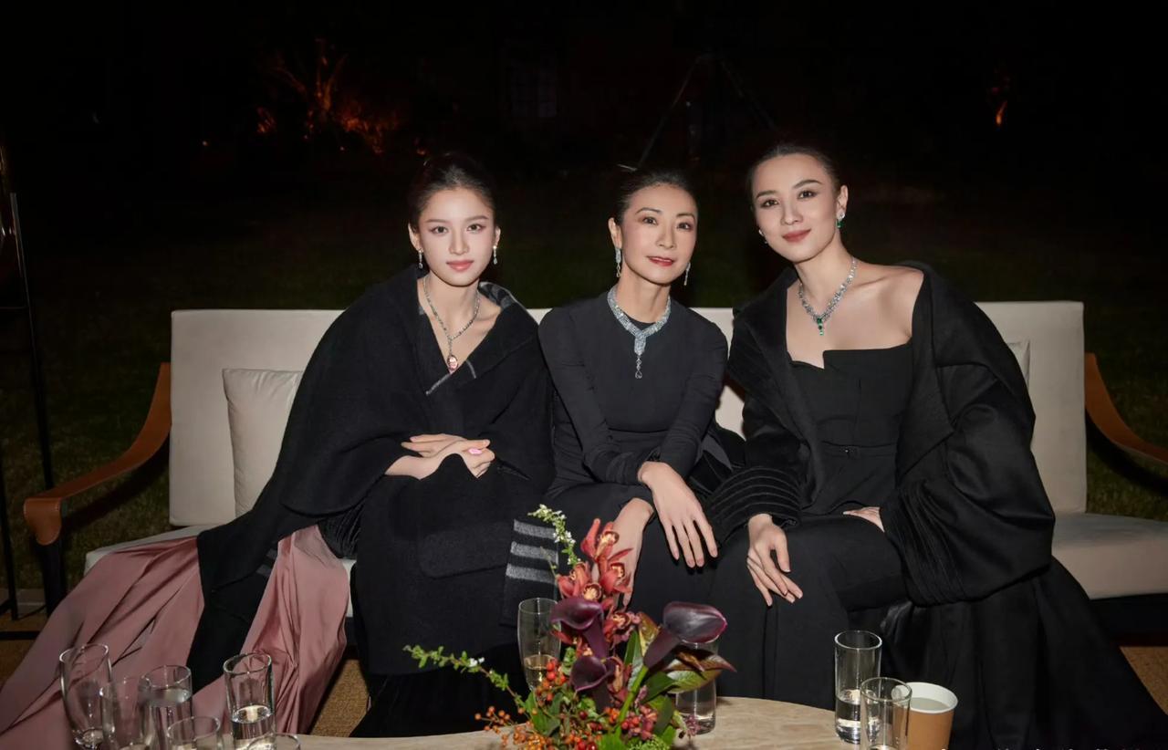 这张夜拍照好亮眼，灯光打在脸上，显得皮肤好有质感！左边的是山西90后姑娘，是山西