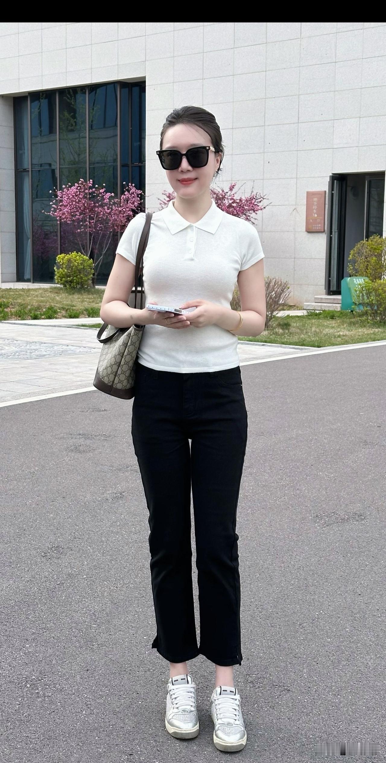 风又吹过眼中的愁，回头缺没人在身后，忘了上一次掏心是与谁一起喝酒!