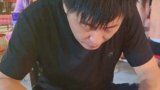 【撞脸张雪峰烧烤摊主开启直播带货】山寨版张雪峰助农直播卖出数十万9月21日消息，