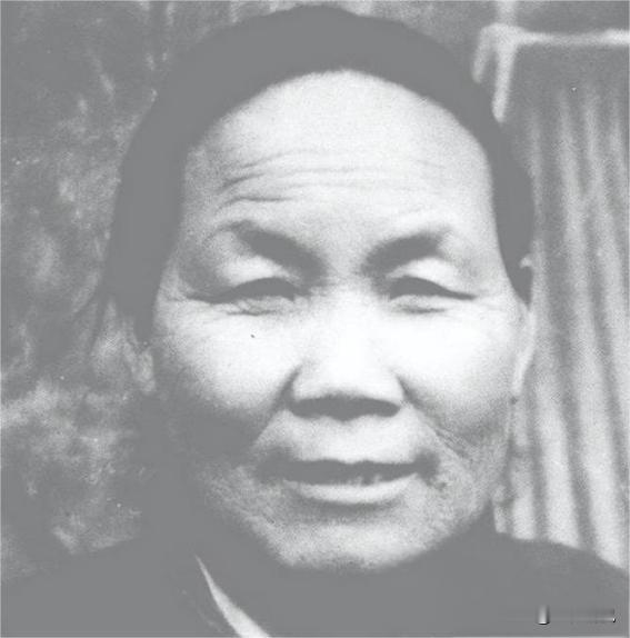 1940年，山东一位大娘，给八路军端来了香喷喷的煎饼，饥饿的战士们狼吞虎咽。班长