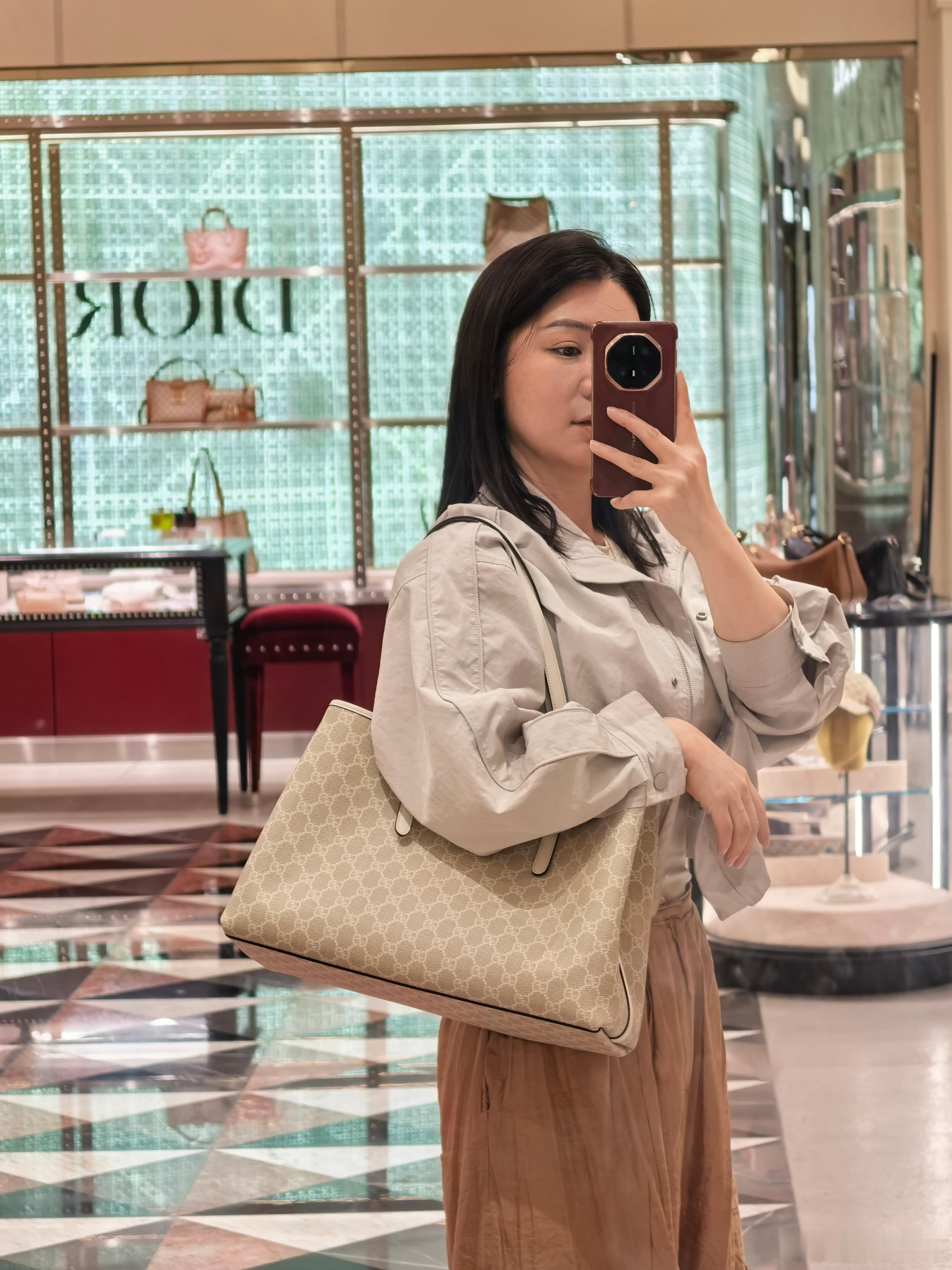 又去试了 GUCCI 迪奥和芬迪的包包因为刚刚买了一个 LV 的小包，所以我想要