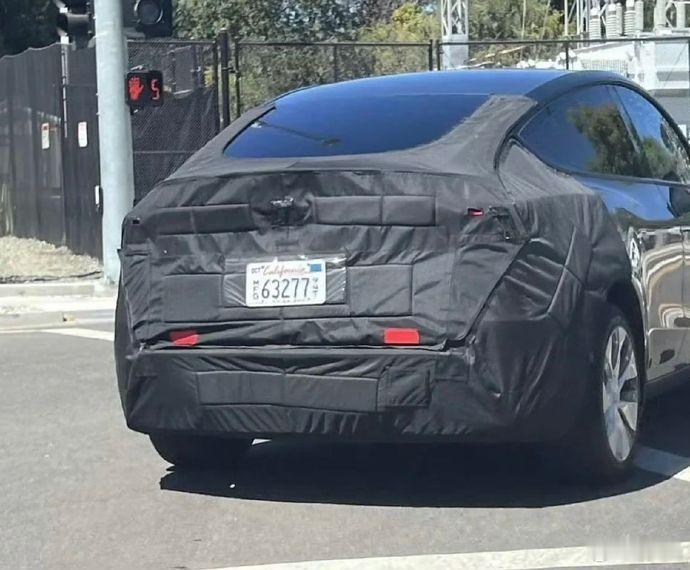 网传特斯拉Model Y Juniper（也就是新款Model Y）的尾部伪装照