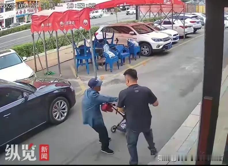 9月28日，吉林一饭店老板何先生出手扶住将要摔倒的老人，当事人：因周边无人当时有