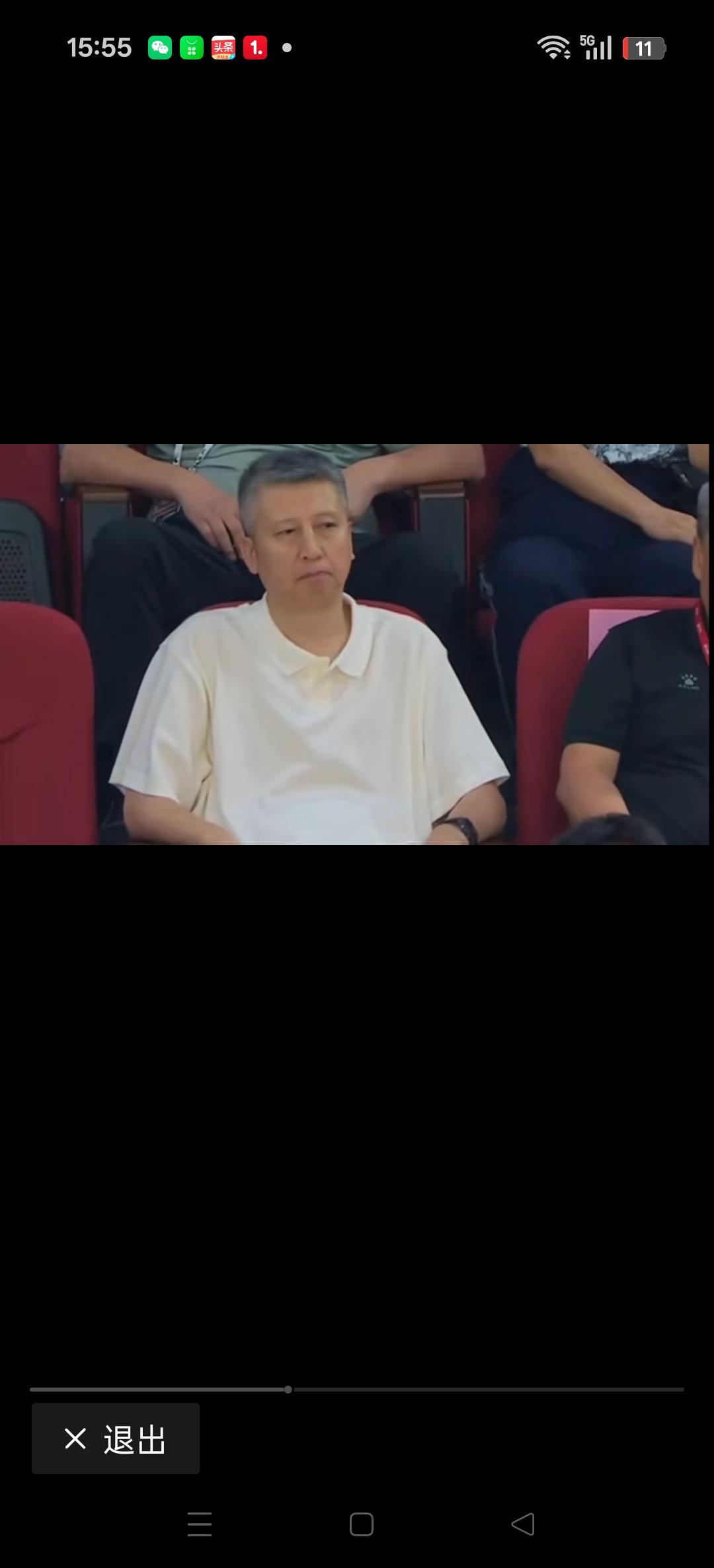 CBA赛场在线中国男篮主帅郭士强的身影，感觉老了很多，满头白发，略显疲惫。[比心