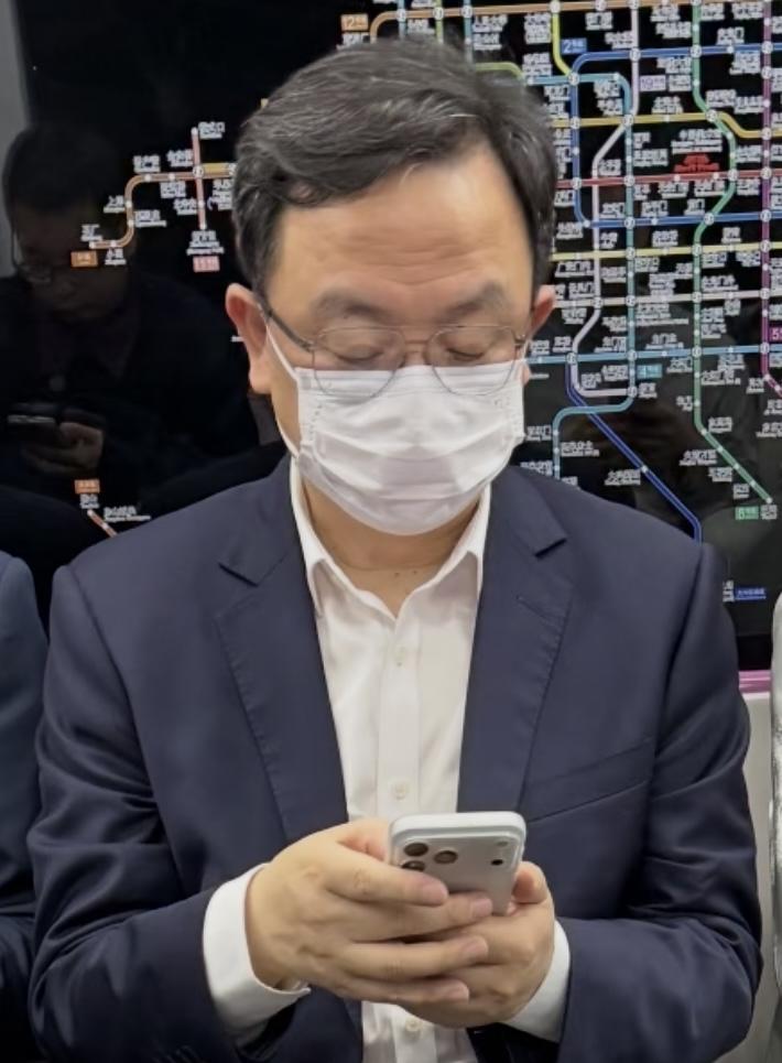 王传福坐地铁参加北京车展，又被路人拍到了，看了一下用的手机，是iPhone 17