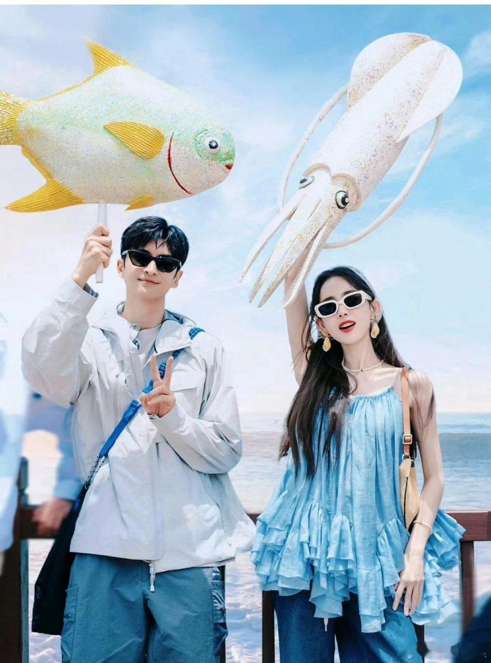 娜扎恋情曝光后首露面 古力娜扎身材和颜值太好看了，好羡慕张云龙能够追到古力娜扎，