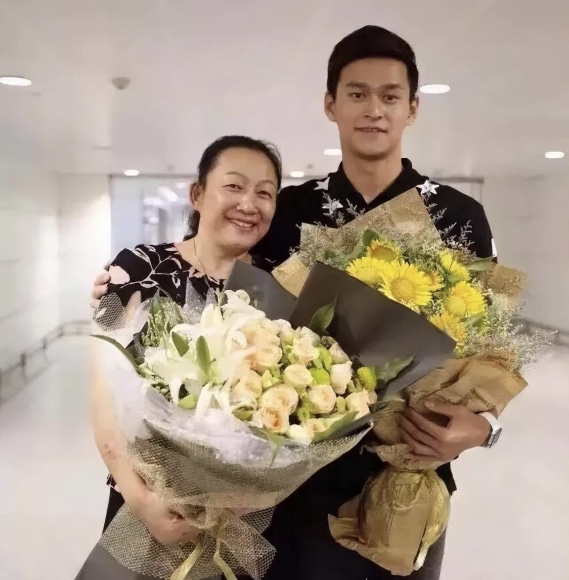 在孙杨妈妈的衬托下，吕严的妈妈都显得正常了。

吕严妈妈是内耗儿子，孙杨妈妈从不