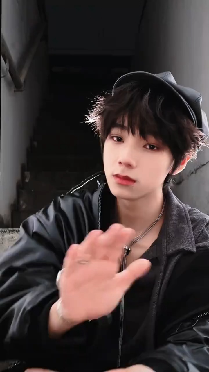 王橹杰 王橹杰单人cha来了，橹橹卡的好帅 