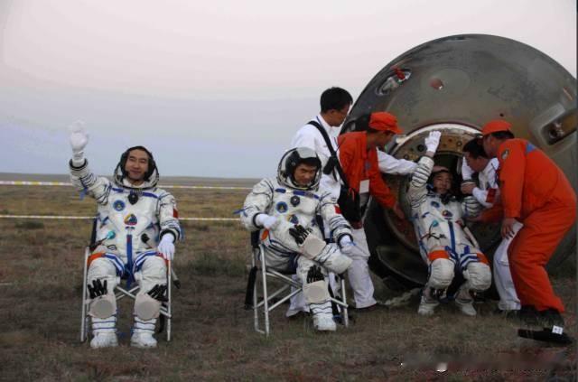中国航天史上的今天【2008年9月28日神舟七号返回舱成功着陆】2008年9月2