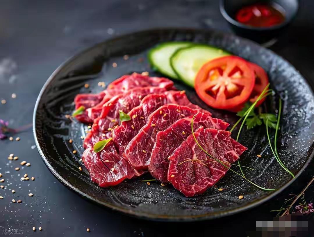 当前国内牛肉价格呈稳中有降态势，核心驱动因素是产能集中释放叠加高库存积压。202