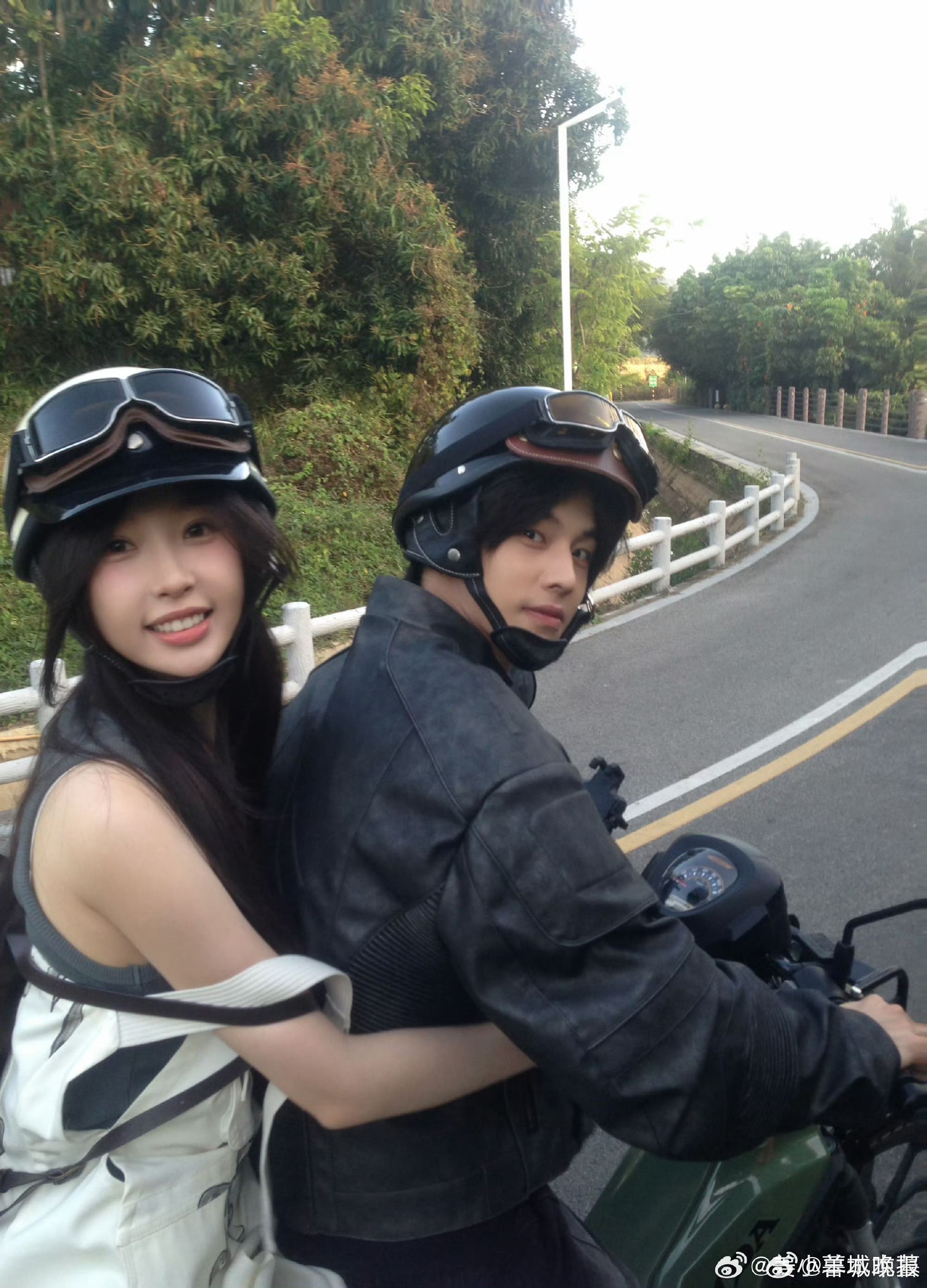 【这些情侣大片，哪一张最有氛围感】一个对视、一个微笑……就让人看到十足爱意。哪对