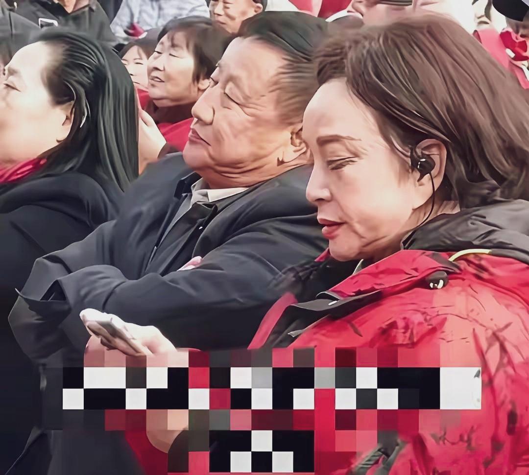 都被美颜滤镜骗了，这才是刘晓庆真是的样子！