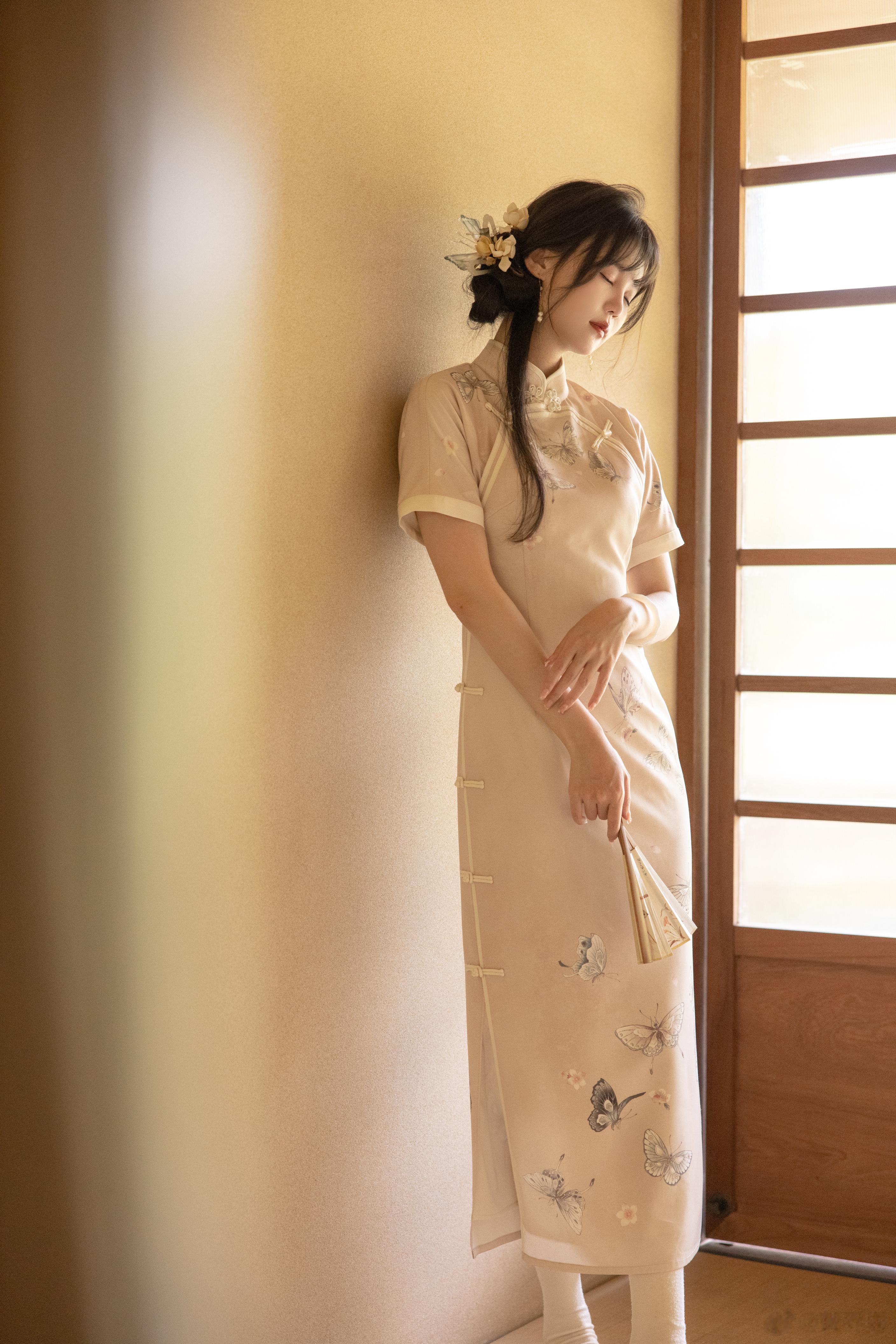 给《宣纸蝶》营业一个18宫格～🍂转发中抽一位赠图中旗袍一件🍂如同宣纸上作画的