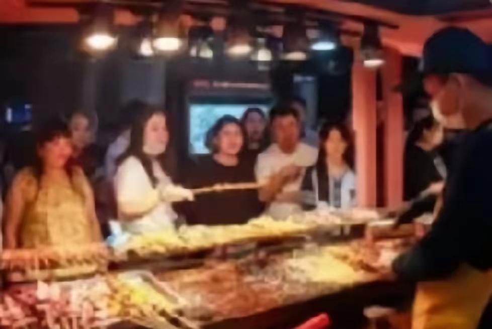 沈阳凌晨一点的夜市，18个壮汉吃了180串炸串、喝光5瓶白酒，结完账转身就走，摊