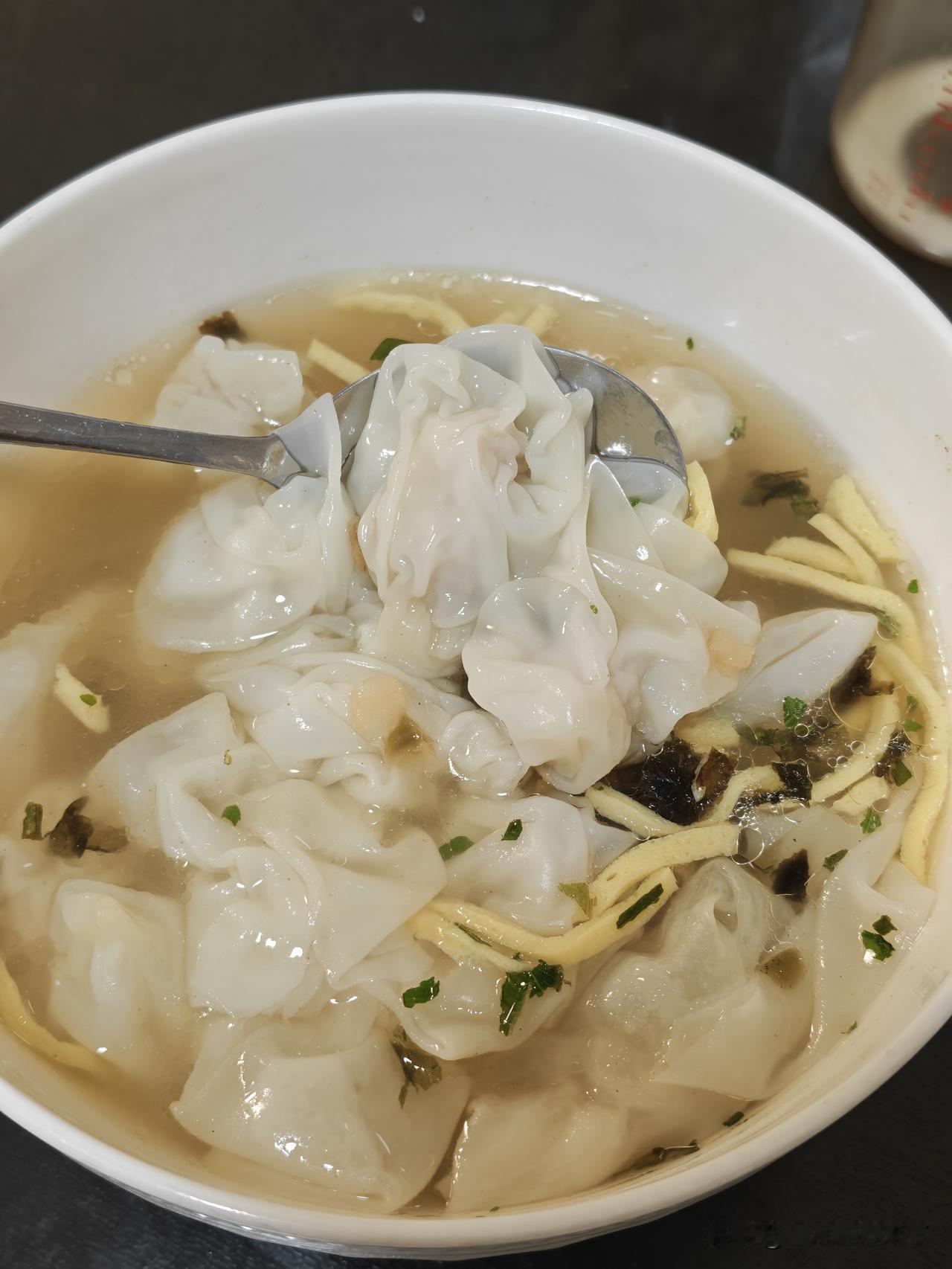 兄弟们早上好铁一铁！这薄皮馄饨是真不错，再加点紫菜、鸡蛋丝、味道绝了，大家都去安