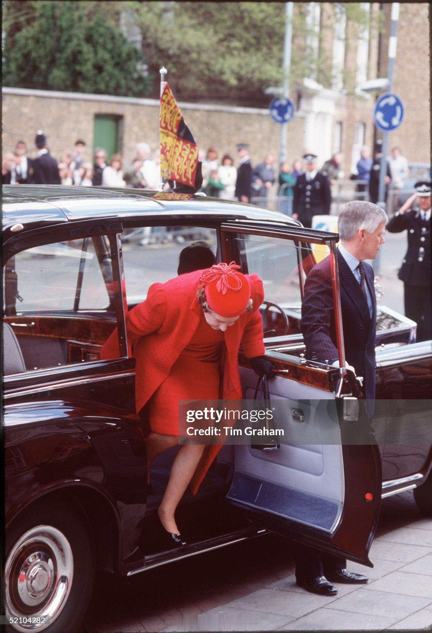 英国王室  1989年4月14日，伊丽莎白二世女王在伦敦访问圣安妮教堂，以庆祝该