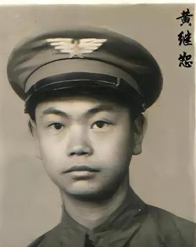1958年，志愿军撤军前，有个小战士突然失踪，连长找到他时，他说：“我哥是黄继光