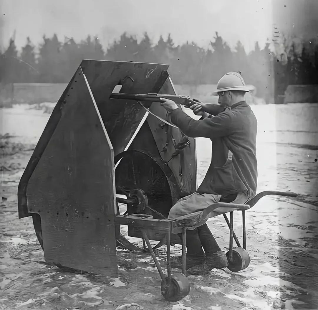 别说这创意还挺不错的！
法国士兵展示移动式枪盾，拍摄于1916年2月10日。