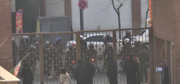 伊朗，安全部队包围了锡纳医院，之所以这么做，因为那些反派分子以医院作为据点，四处