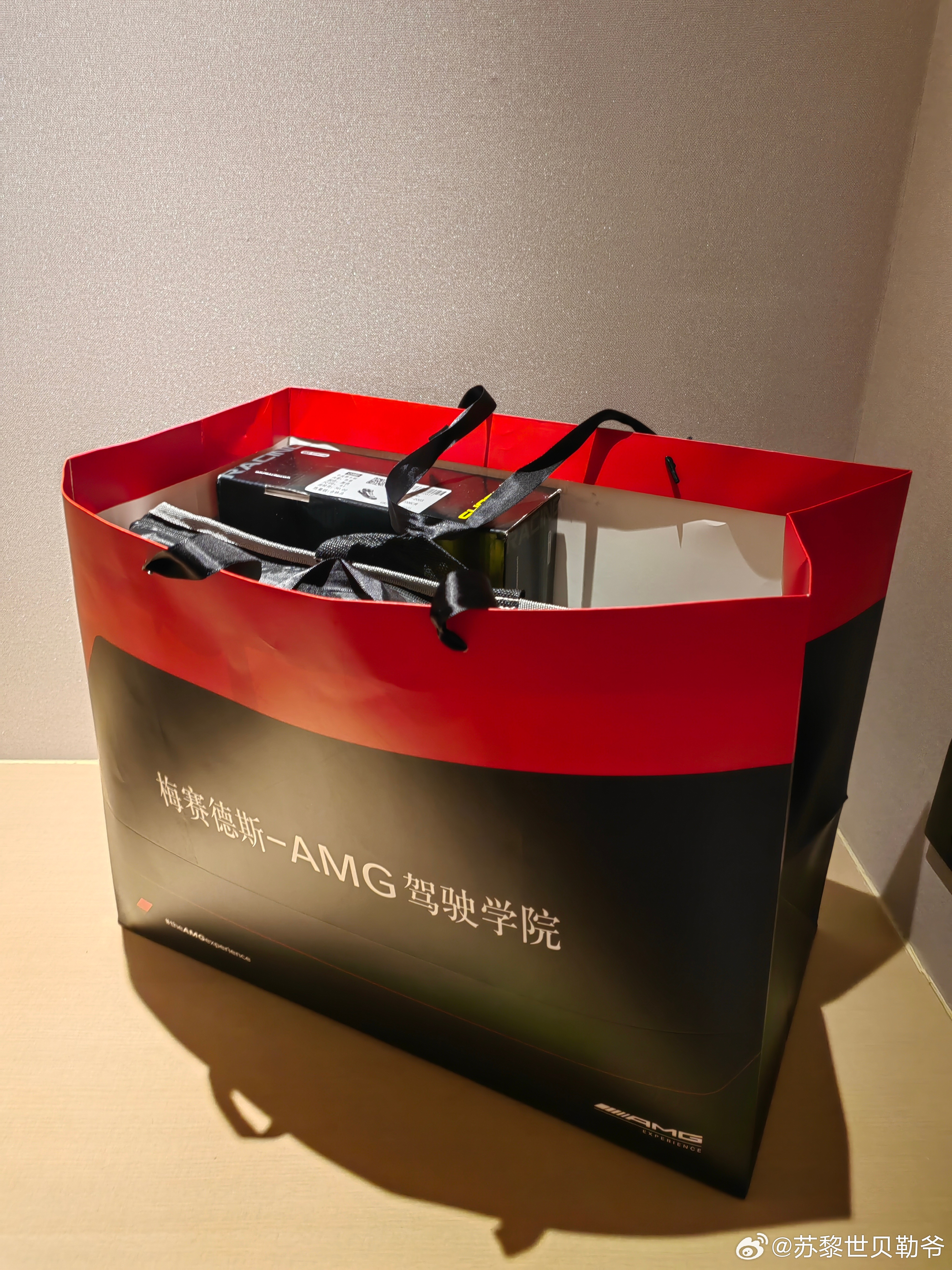 周一上工了！据说这次不方便在赛道换衣服，所以直接这样出发了，好在赛服设计和羽绒服